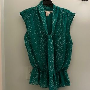 Green sleeveless polyester peplum blouse with bow tie